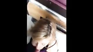 Sveltina vicino al tavolo da biliardo