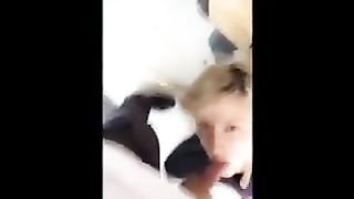 Sveltina vicino al tavolo da biliardo