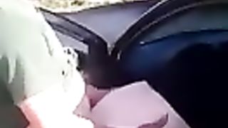 Scopata in un parcheggio in pieno giorno