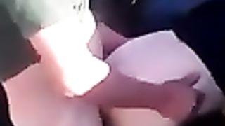 Scopata in un parcheggio in pieno giorno