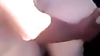 Scopata in un parcheggio in pieno giorno