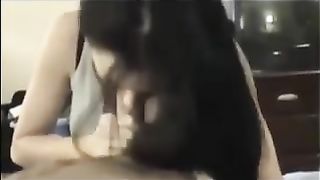 Gnoccona bruna fa pompino al fidanzato