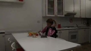 Papà conforta la ragazza e le sborra in gola