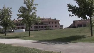 La milfona si tromba il ragazzo delle consegne