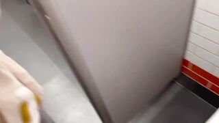 Bruna misteriosa succhia cazzo nel bagno pubblico e ingoia