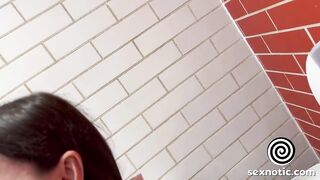 Bruna misteriosa succhia cazzo nel bagno pubblico e ingoia