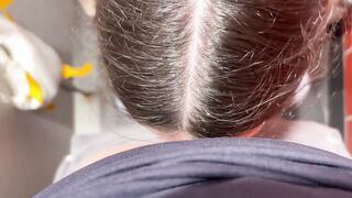 Bruna misteriosa succhia cazzo nel bagno pubblico e ingoia