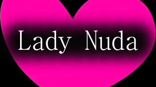Lady Nuda: Fingering on the beach