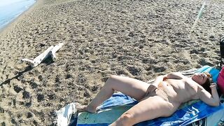 Lady Nuda: Fingering on the beach