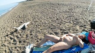 Lady Nuda: Fingering on the beach