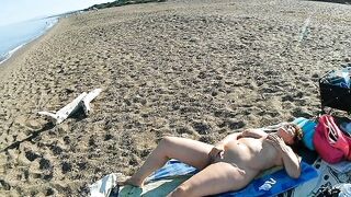 Lady Nuda: Fingering on the beach