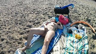 Lady Nuda: Fingering on the beach