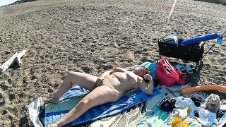Lady Nuda: Fingering on the beach