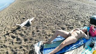 Lady Nuda: Fingering on the beach