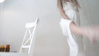 Biondina Sofia si stuzzica le tettine piccole in clip
