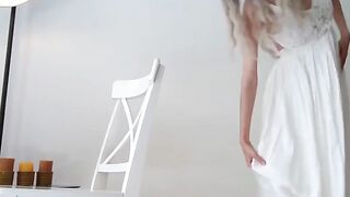 Biondina Sofia si stuzzica le tettine piccole in clip