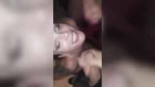 Milf italiana succhia due cazzi e si prende la sborra in faccia