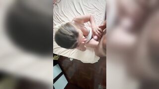 Bionda italiana in ginocchio vuole la faccia piena di sborra