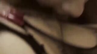 Scopo la ragazza mentre l'amica bisex le lecca la figa