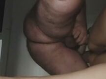 Il mio amico scopa mia moglie col cazzo grosso mentre guardo