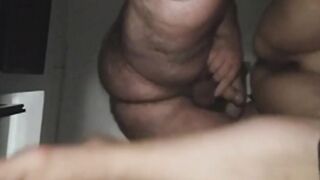 Il mio amico scopa mia moglie col cazzo grosso mentre guardo