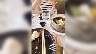Al ristorante la moglie si ditalina di nascosto sotto il tavolo
