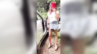 La moglie zoccola con il plug nel culo si mostra ai guardoni