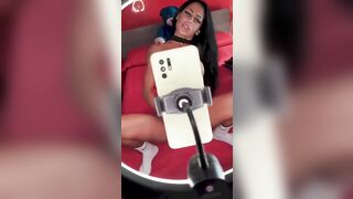 Milf tettona si fa sfondare da un ragazzo più giovane col dildo in mano