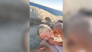 Bionda si mette in ginocchio sugli scogli e succhia il cazzo al ragazzo