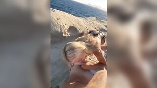 Bionda si mette in ginocchio sugli scogli e succhia il cazzo al ragazzo