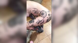 Tatuata si butta sul cazzo grosso del fidanzato e lo prende tutto in gola