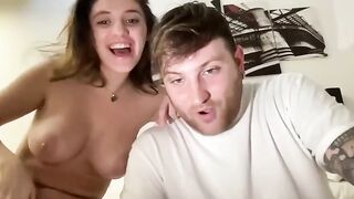 Ragazzo sfonda la fidanzata e le scarica la sborra sulle tette