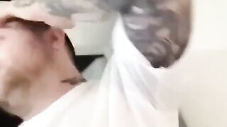 Ragazzo sfonda la fidanzata e le scarica la sborra sulle tette