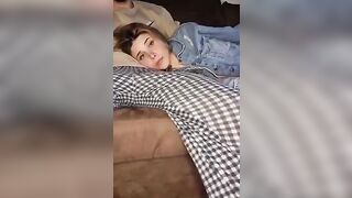Gli fa un pompino al papi mentre guardano la tv