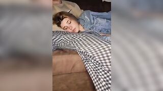 Gli fa un pompino al papi mentre guardano la tv