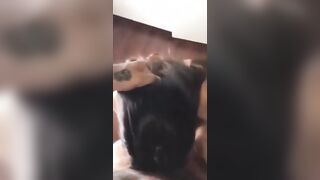 La moglie gli fa un pompino amatoriale in casa