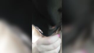 Bionda bocchinara succhia il cazzo in macchina all'amico