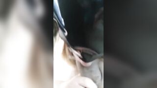 Bionda bocchinara succhia il cazzo in macchina all'amico