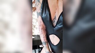 Tatuata in body di pelle si sfonda la figa col dildo