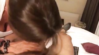 Milf italiana succhia il cazzo con gusto al suo uomo