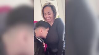 Giovane arrapato si gode le tettone della milf bionda