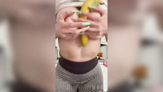Tettona in leggins mostra le tette
