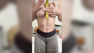 Tettona in leggins mostra le tette