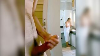 Ragazzo si fa una sega alla spa rischiando di essere scoperto