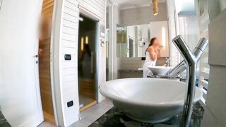 Ragazzo si fa una sega alla spa rischiando di essere scoperto