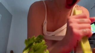 Italiana tettona cucina in topless e mostra le tette