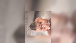 Biondina fidanzata succhia e prende la sborra in faccia
