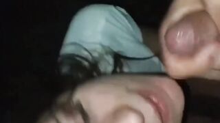 Gli lecchia le palle e si beve tutta la sborra calda