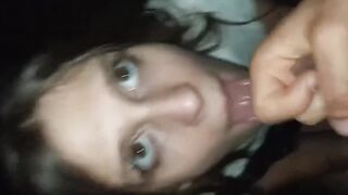 Gli lecchia le palle e si beve tutta la sborra calda
