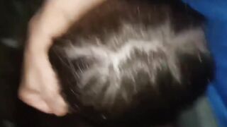 Gli lecchia le palle e si beve tutta la sborra calda